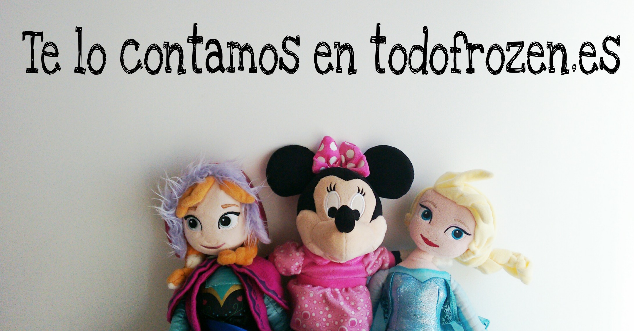 Elsa, Anna y Minnie de peluche juntas abrazándose